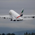Avión de Emirates despegando en Manchester-PHIL NOBLE (REUTERS)