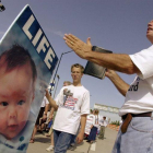 Asociación antiaborto protesta por el derecho a la vida.-AP