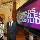 El alcalde de Valladolid, Francisco Javier León de la Riva, presenta la guía digital de recursos culturales de la capital junto a la concejala de Cultura, Mercedes Cantalapiedra-Ical
