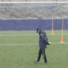 Luis César camina pensativo durante un entrenamiento de esta semana, en los Anexos.-J.M. LOSTAU
