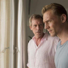 Hugh Laurie y Tom Hiddleston protagonizan la serie 'El infiltrado'.-AMC