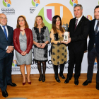 José Vicente de los Mozoa, con los representantes políticos en la gala anual de la Asociación de Hostelería.-J.M. LOSTAU