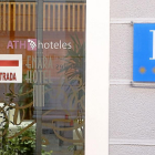 Entrada del hotel Enara de Valladolid.-J.M. LOSTAU