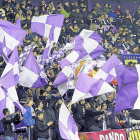 Aficionados blanquivioleta, durante un partido de esta temporada.-J.M. LOSTAU
