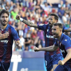 Campaña celebra con sus compañeros el gol del empate ante el Barcelona.-EFE