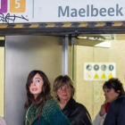Pasajeros saliendo de la estación de metro de Maelbeek, en Bruselas, tras más de un mes de trabajos de reconstrucción.-Geert Vanden Wijngaert