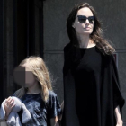 La actriz Angelina Jolie junto a su hija Vivienne en Los Ángeles el pasado martes 4 de julio.-GTRES / JXA