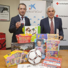 El director territorial de La Caixa, José Manuel Bilbao (I), y el representante de Cruz Roja en Castilla y León, Francisco Javier Bravo (D), presentan su nueva campaña de juguetes-Ical