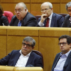 El diputado del PSOE Óscar López (d) junto a otros compañeros de partido en la reunión que diputados y senadores socialistas celebraron ayer en el Senado.-EFE