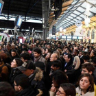 Cientos de personas abarrotan la estación de tren de Saint-Lazare, en París, en una nueva jornada de huelga de los transportes.-AFP