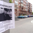 Uno de los carteles, con la información del desaparecido que se colgaron durante su búsqueda.-E.M.