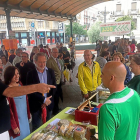 Juan Senovilla (i), María Sánchez y Manuel Saravia en el Mercado Ecológico.-EL MUNDO