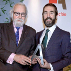 Luis Eduardo Cortés entrega el premio a Rafael Orbegozo-El Mundo