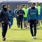 Mojica, a la derecha, sigue trabajando al margen de la plantilla-Pablo Requejo