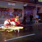 Personal sanitario de Sacyl atiende al varón atropellado en la calle Tudela.-E.M.