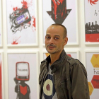 El vallisoletano David Aja, ayer en el Museo Patio Herreriano, junto a varias de sus obras.-MIRIAM CHACÓN / ICAL