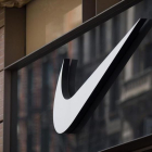 El logo de Nike, en su tienda de Nueva York; la multinacional es una de las protagonistas de los papeles del paraíso.-AFP / DREW ANGERER