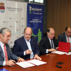 El director de Relaciones Externas de la Fundación Michelin Desarrollo, Abel López (I), El alcalde de Laguna de Duero; Luis Minguela (2 I), el consejero de Economía y Empleo, Tomás Villanueva, y José María García-Castellón, de la red Talento-Ical