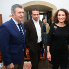 La alcaldesa de Ponferrada, Gloria Fernández Merayo, junto a los presidentes de FELE-León y Bierzo, Javier Cepedano (I) y Javier Morán (C), después de la reunión de trabajo mantenida en el consistorio ponferradino.-ICAL