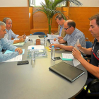 Artemio Domínguez y Luis Vélez participan en la reunión sobre el convenio de los bomberos.-E. M.