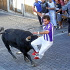 Un toro de Yerbabuena da un buen susto a uno  de los corredores del encierro.-ICAL