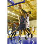 Adekoya puja por el control de un rebote con el ex CBValladolid Jhornan Zamora.-PHOTO-DEPORTE