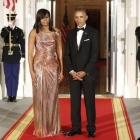 Barack Obama y su mujer, Michelle, posan minutos antes de celebrarse la última cena de Estado con el primer ministro italiano, Matteo Renzi y su esposa.-AP / PABLO MARTÍNEZ MONSIVAIS