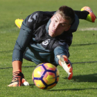 Becerra se estira para detener un balón, durante el entrenamiento del miércoles.-J.M.LOSTAU