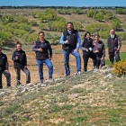 De izquierda a derecha: Alberto Lozano, Elisa de Miguel, Ismael Sanz, Jaime Suárez, Teresa Latorre, Adrián Izquierdo y Fermín Redondo posan en el exterior de la bodega dando la espalda al valle de El Hondo de los majuelos centenarios de Atauta.-