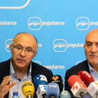 El presidente del PP de Valladolid, Ramiro Ruiz Medrano, y el secretario general del partido, Jesús Julio Carnero, valoran los resultados electorales-Ical