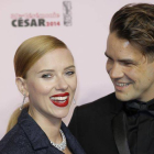La actriz Scarlett Johansson y el periodista francés Romain Dauriac.-Foto: AP