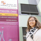 Evangelina Álvarez, ex directora del Leopoldo Cano, frente al instituto vallisoletano.-J. M. LOSTAU