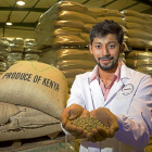Grabiel Céspedes muestras en sus manos los granos de café en la fábrica palentina de Prosol.-MIGUEL Á. SANTOS