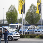 La policía monta guardai en las instalaciones del Borussia Dortmund.-AP / MARIUS BECKER