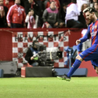 Messi patea con rabia su bota rota.-EFE