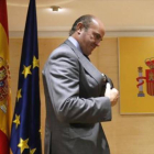 El ministro de Economía, Luis de Guindos, ayer tras la rueda de prensa en el ministerio.-Foto: JUAN MANUEL PRATS