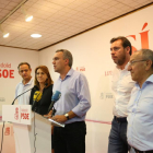 El alcalde de Valladolid, Óscar Puente, junto a su equipo de gobierno comparece después de los resultados de las elecciones.-ICAL