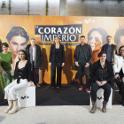 Foto de familia del reparto de la serie El Corazón del Imperio junto a autoridades y productores. / PHOTOGENIC