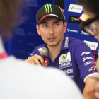 Jorge Lorenzo critica a Andrea Iannone al acabar el GP de Cataluña.-EMILIO PÉREZ DE ROZAS