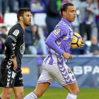 De Tomás corre con el balón tras lograr el empate frente al Lugo. J. M. LOSTAU-J. M. LOSTAU