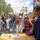 Los trabajadores de Lauki recogen firmas a las puertas de la empresa.-MIRIAM CHACÓN