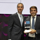 El director de Iveco Valladolid, J. Manuel Jaquotot (d), con el premio .-E. M.