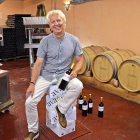 Víctor, en el interior de su pequeña bodega ribereña, donde realiza todo el proceso de elaboración del vino, desde la fermentación al embotellado.-ARGICOMUNICACIÓN