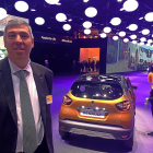 El presidente de Renault España, José Vicente de los Mozos, con el nuevo Captur, en Ginebra.-E. M.
