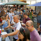 Asistentes a la Feria de Día durante las fiestas del pasado año.-J.M. LOSTAU