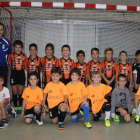 El equipo prebenjamín posa junto a su entrenadora.