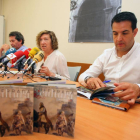 La concejala de Cultura del Ayuntamiento de Ponferrada, María Antonia Gancedo, junto al director del teatro Bérgidum, Miguel Ángel Varela (I), y el director de los museos de Ponferrada, Javier Garcías (D), durante la presentación del programa Es.cultura-Ical