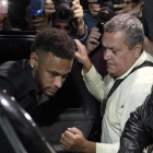 Neymar protegido a la salida de la comisaría de Sao Paulo tras ser interrogado por la policía brasileña por la acusación de violación en junio del 2019.-AP / LEO CORREA
