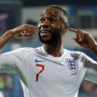 Raheem Sterling se lleva los dedos a los oídos tras marcar el quinto gol de Inglaterra.-REUTERS / CARL RECINE