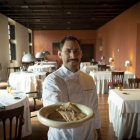Jorge Gómez Arizmendi, en el comedor del restaurante los Jerónimos, ubicado en el Hotel AC Santa Ana. / E.M.